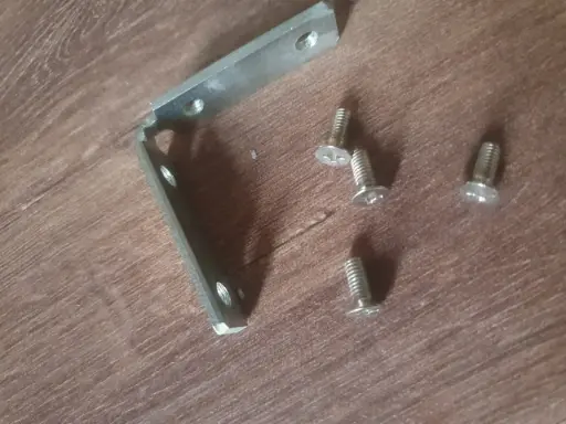 Corners with screws 